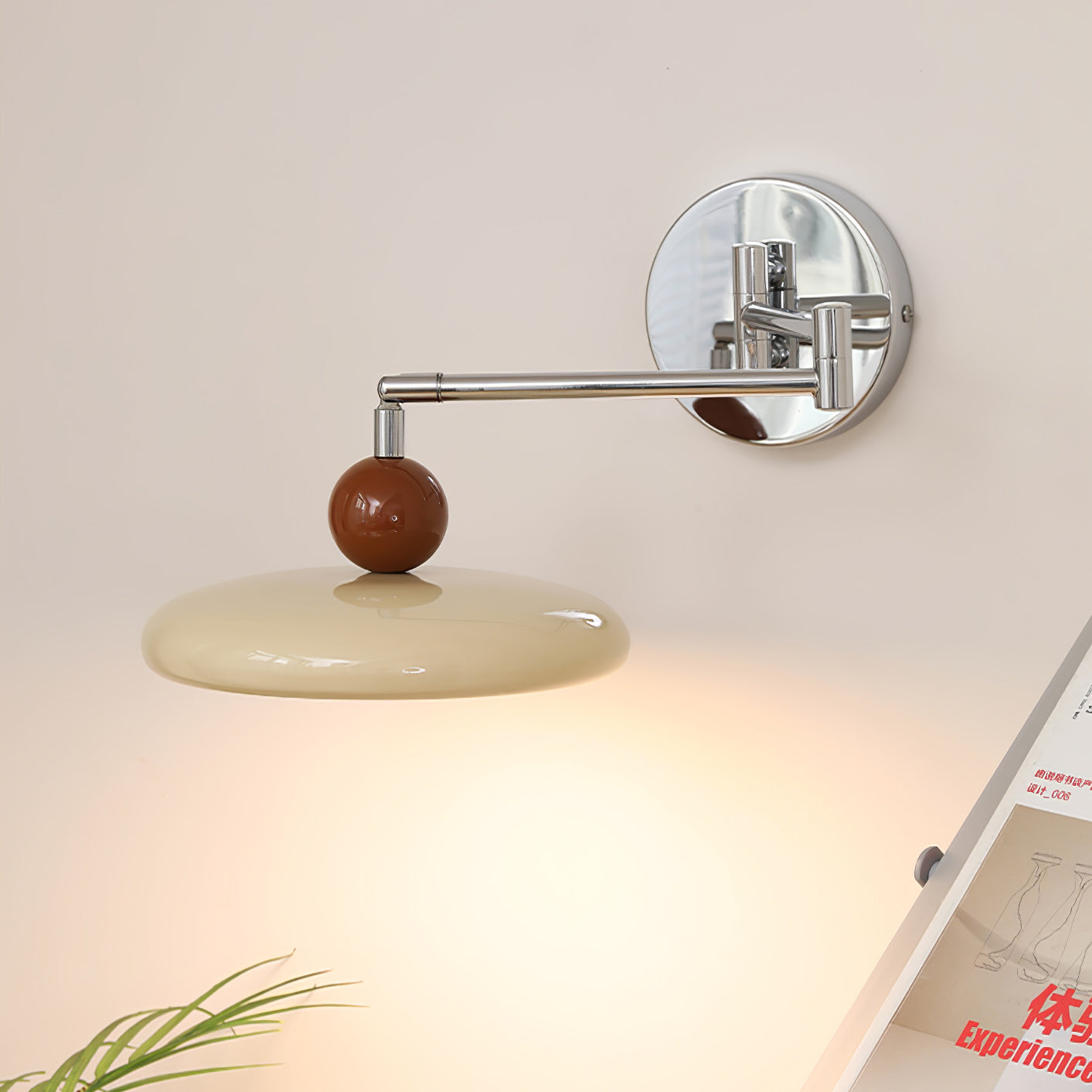 Flexible Lola Swing Arm Wandleuchte für Leseecken und Arbeitsplätze