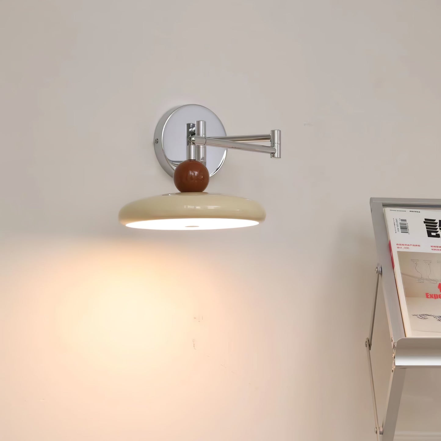 Flexible Lola Swing Arm Wandleuchte für Leseecken und Arbeitsplätze