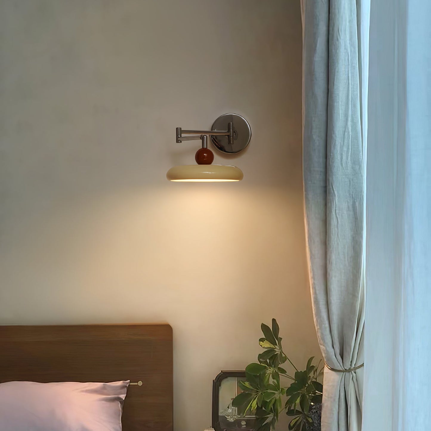 Flexible Lola Swing Arm Wandleuchte für Leseecken und Arbeitsplätze