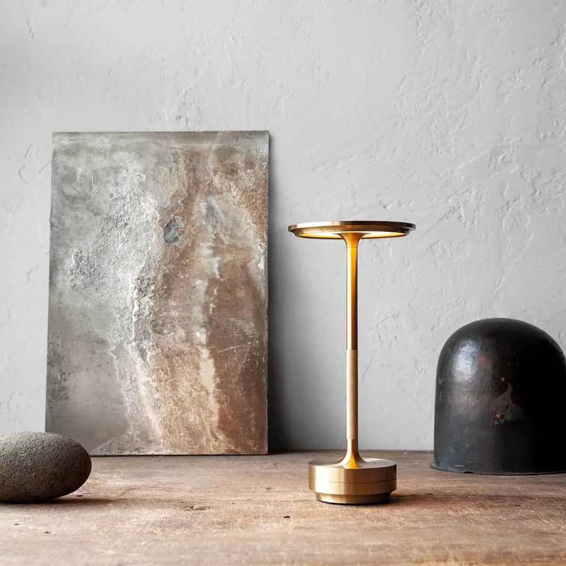 Tischlampe mit Warmem Licht – Schlichtes Design für Wohnräume