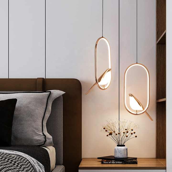Künstlerische Pendelleuchte mit elegantem goldenen Vogel-Design