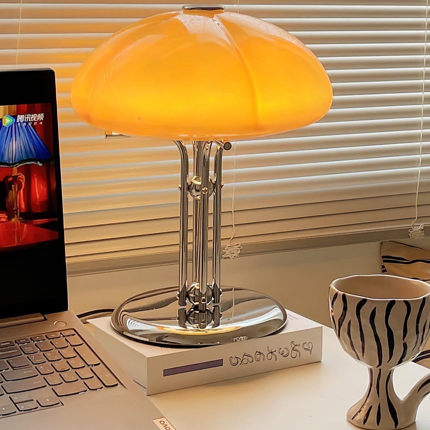 Moderne Bauhaus Tischlampe in Pilzform