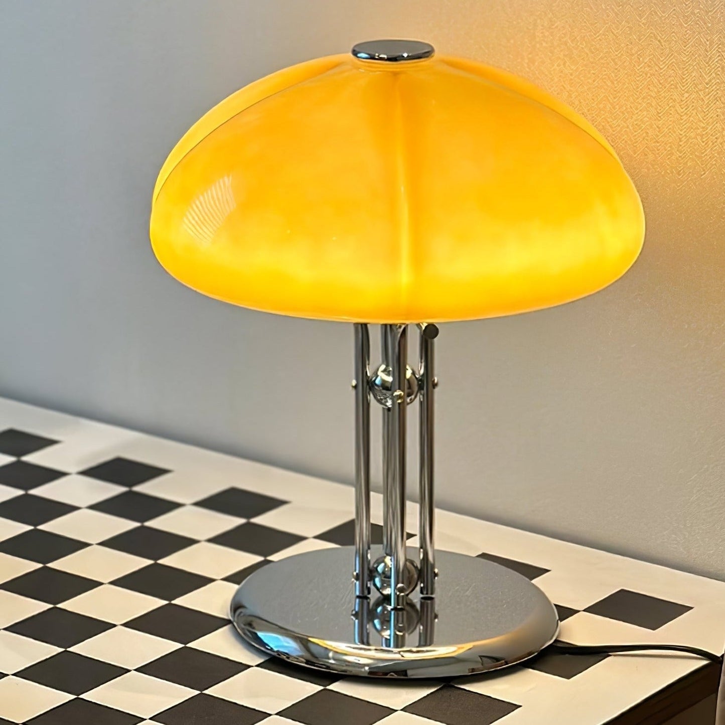 Moderne Bauhaus Tischlampe in Pilzform