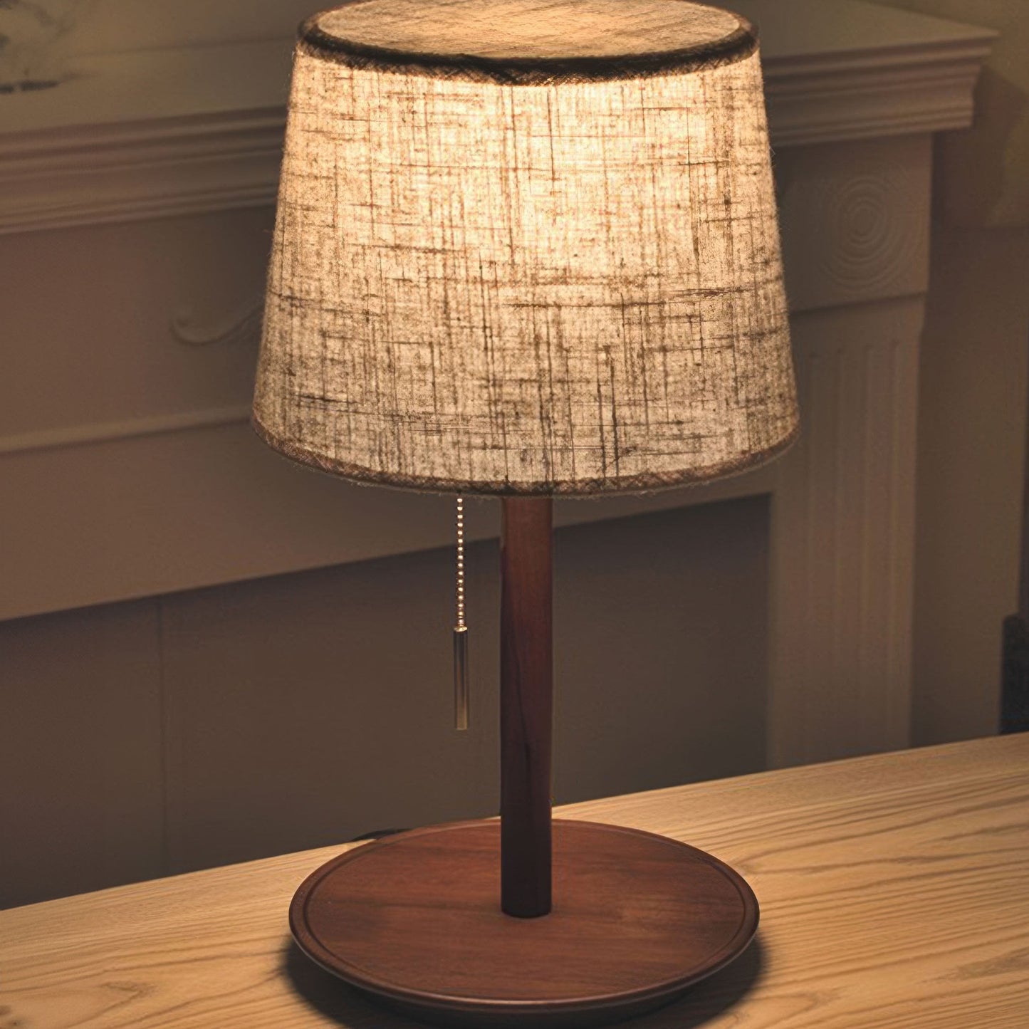 Tischlampe mit nordischer Walnussbasis und Stoffschirm