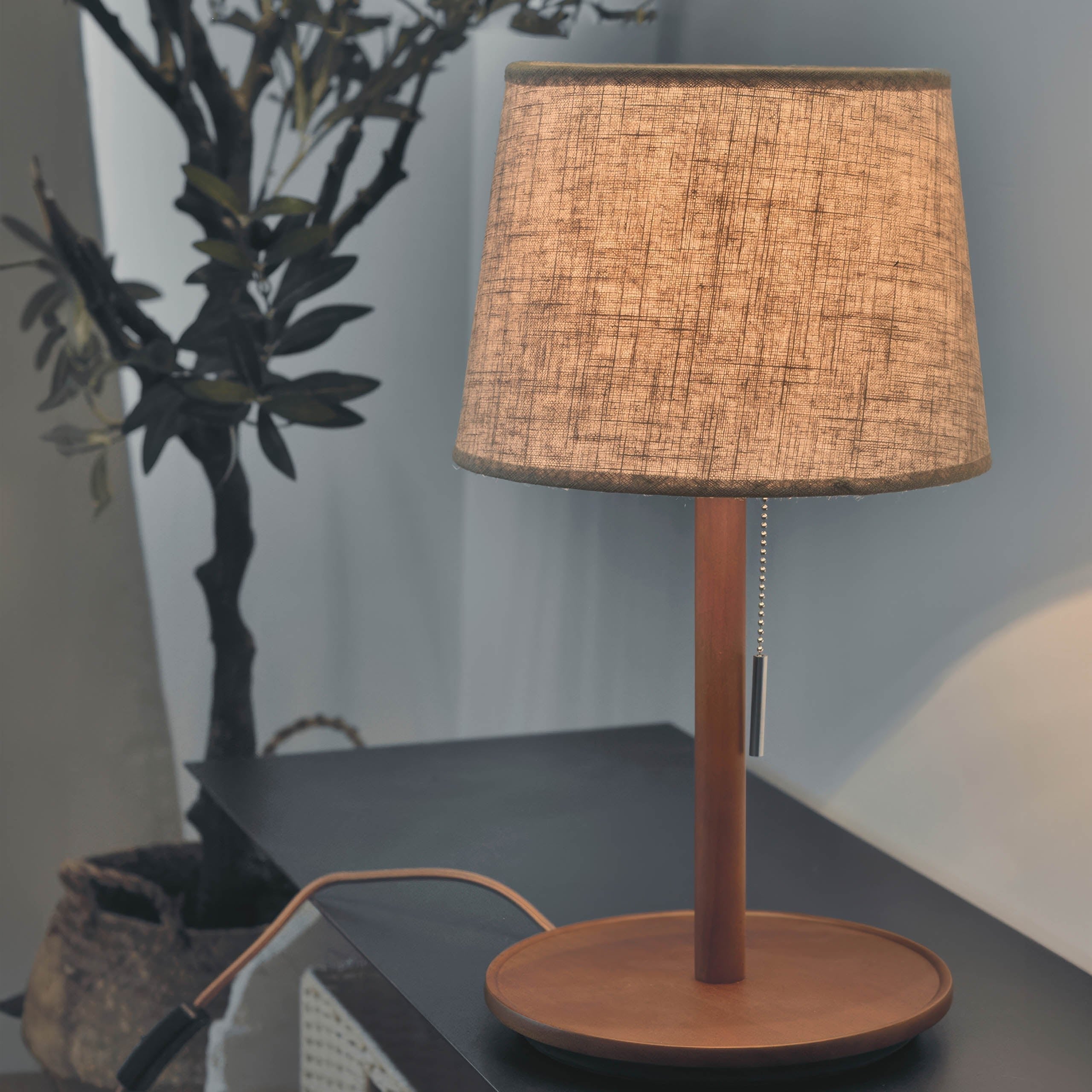 Tischlampe mit nordischer Walnussbasis und Stoffschirm
