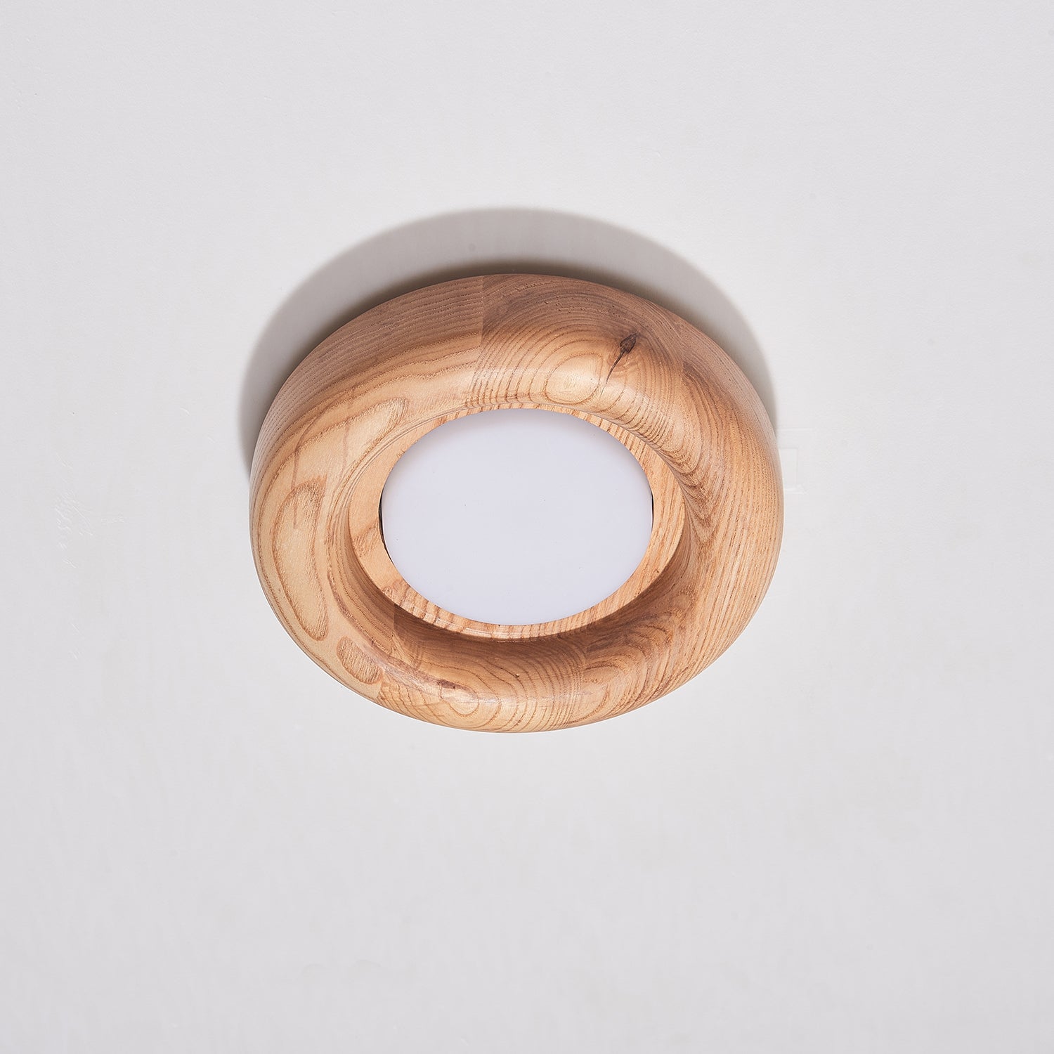 Runde Wandbeleuchtung in Holzfarbe
