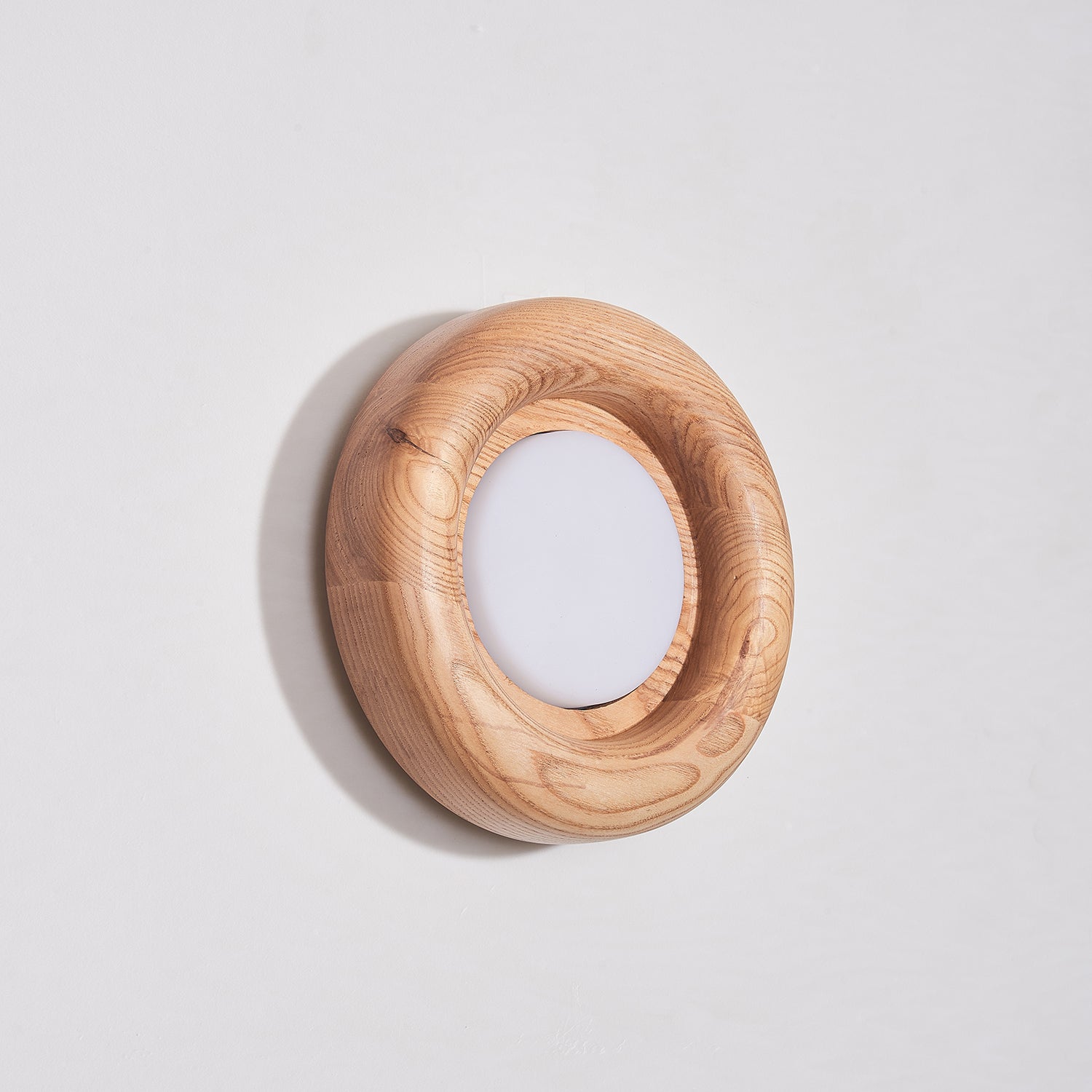 Runde Wandbeleuchtung in Holzfarbe