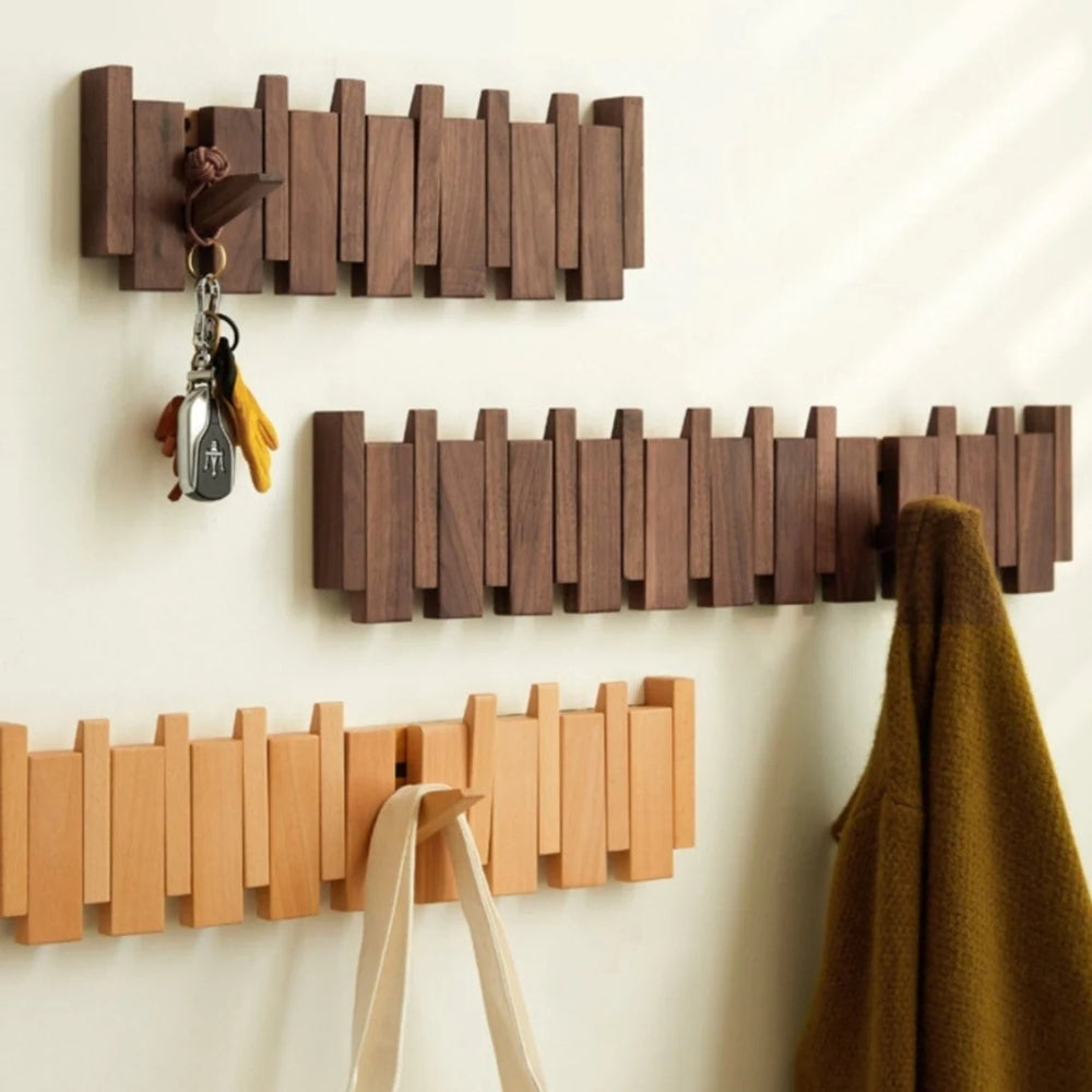 Wandgarderobe im Klavierstil – Klappbare Haken aus Holz