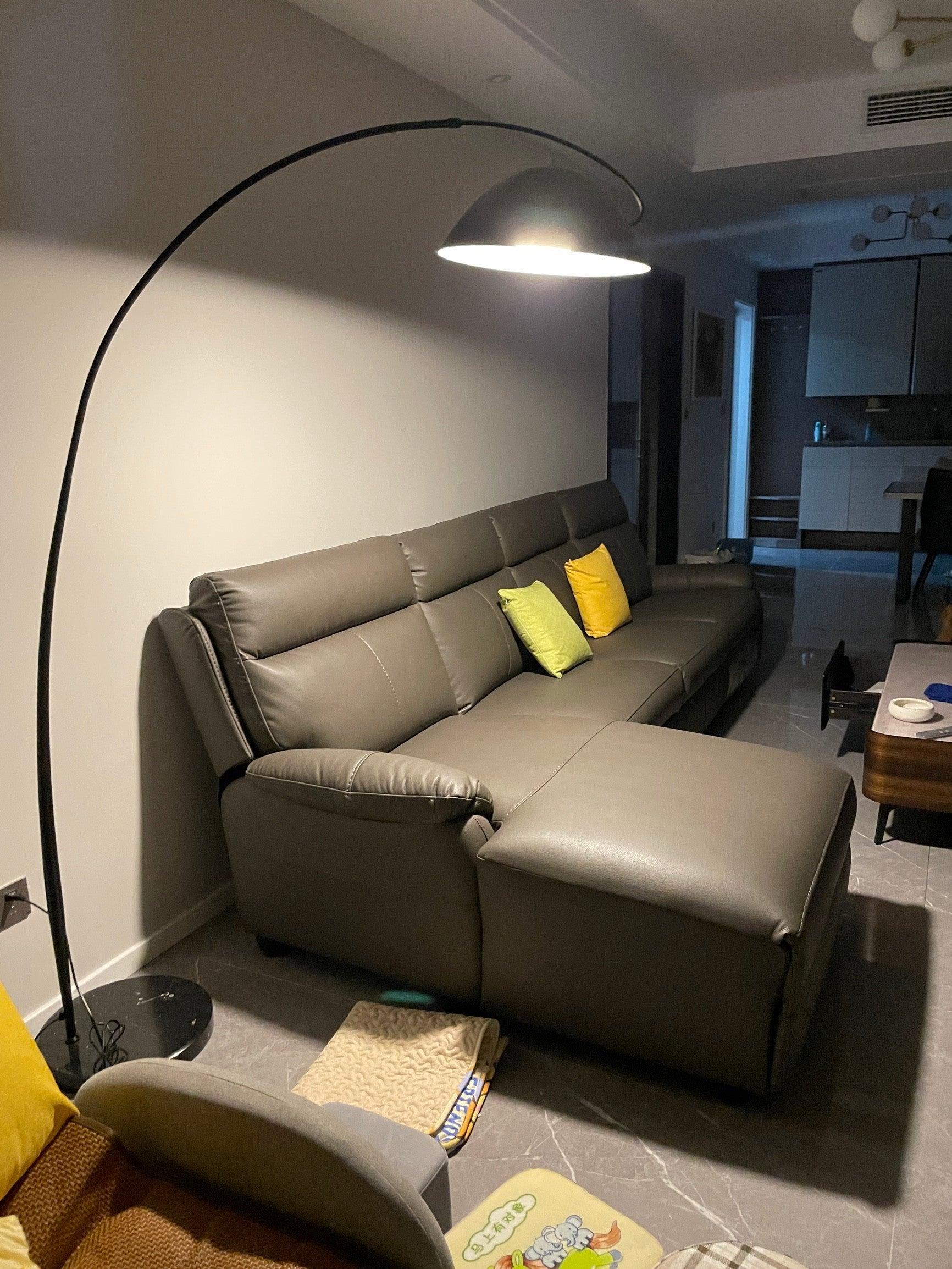 Geschwungene LED Stehlampe im Arc-Stil für Stimmungsvolle Beleuchtung