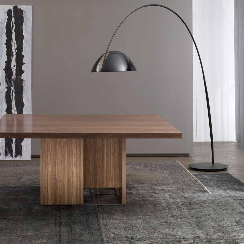 Geschwungene LED Stehlampe im Arc-Stil für Stimmungsvolle Beleuchtung