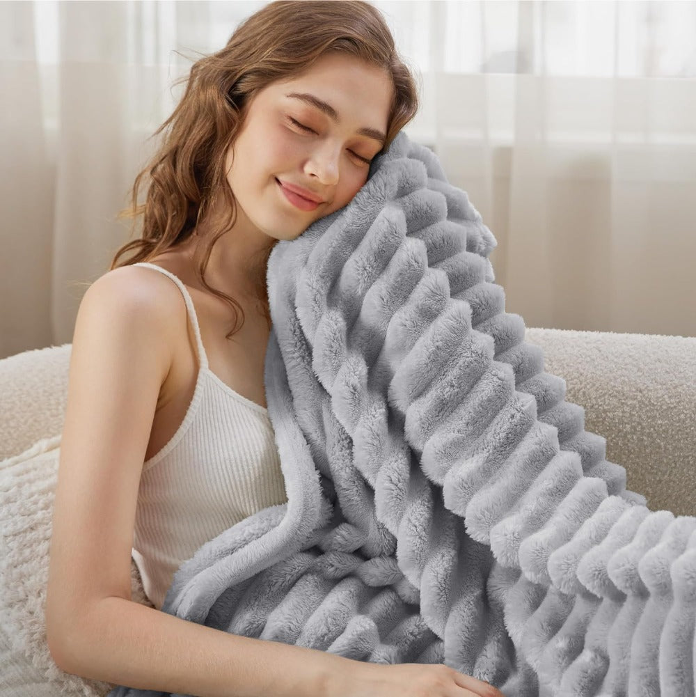 Warme Plüschdecke mit Streifenmuster – Flauschig & gemütlich