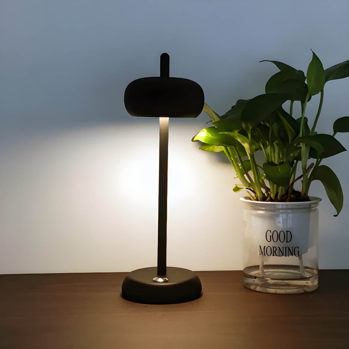Schlanke Schreibtischlampe im Mid-Century Stil