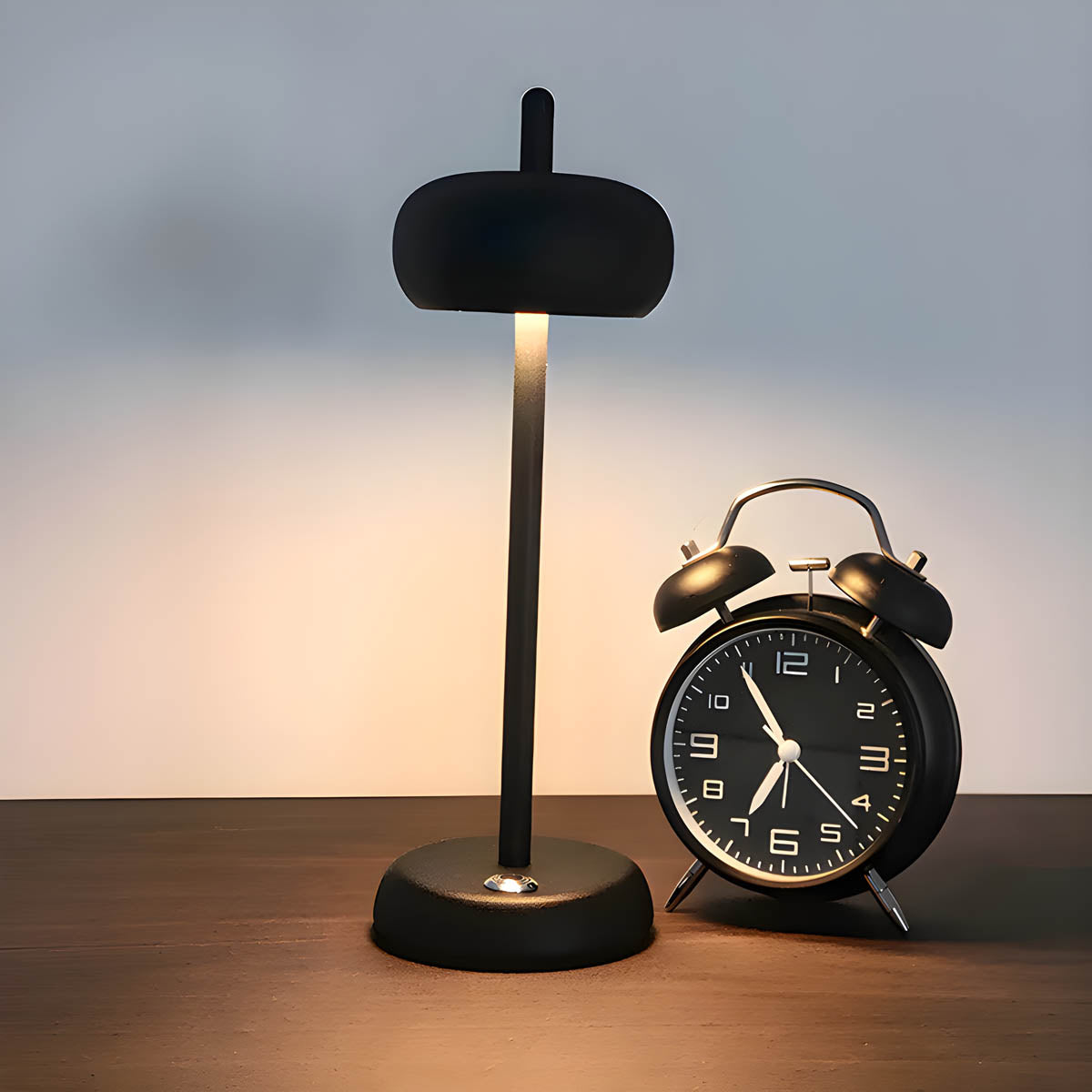 Schlanke Schreibtischlampe im Mid-Century Stil