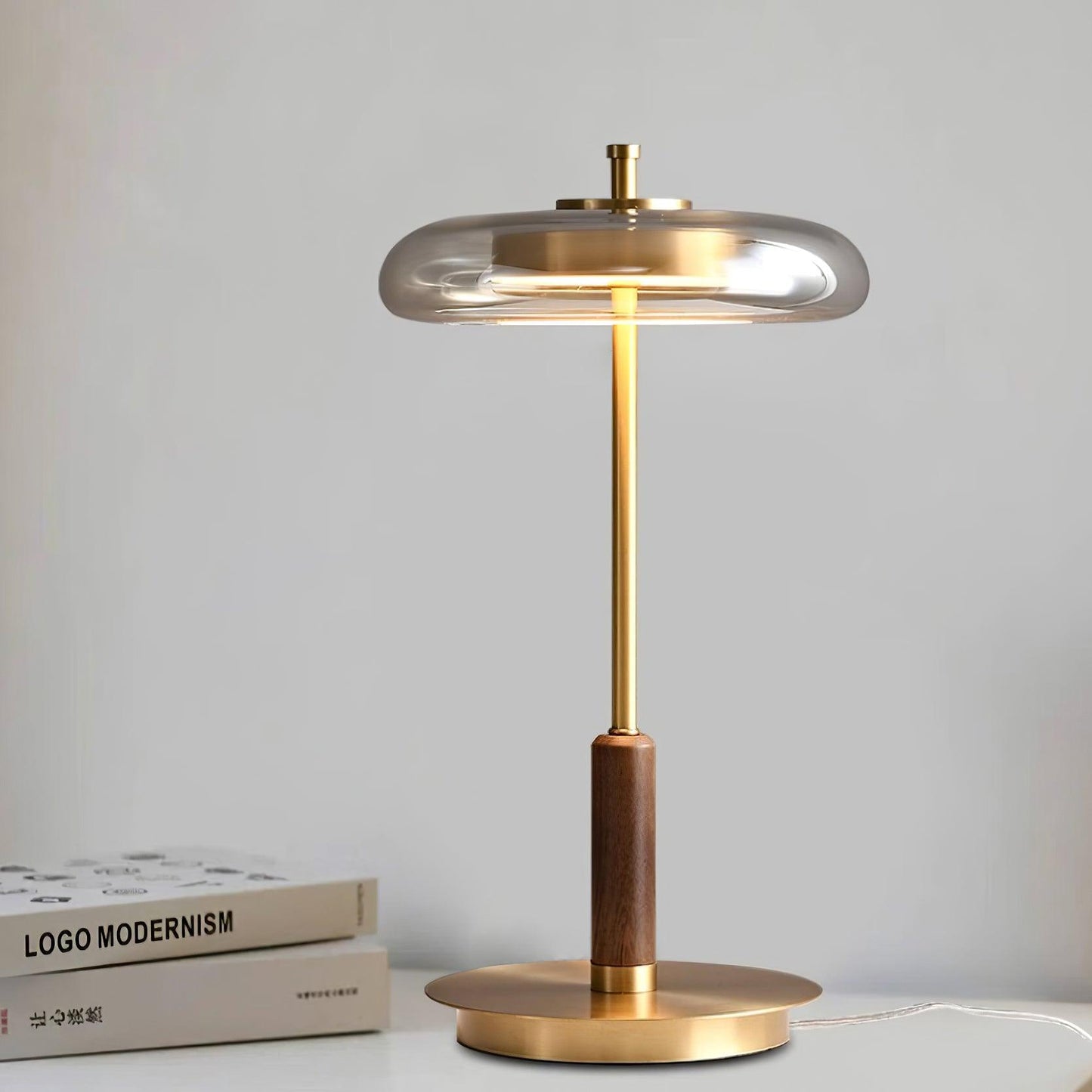 Schlanke Tischlampe aus Glas – Minimalistisch