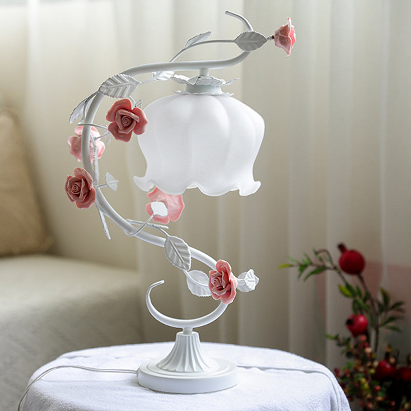 Rosenlampe mit Glasabdeckung – Dekorative Tischleuchte im Blumenstil