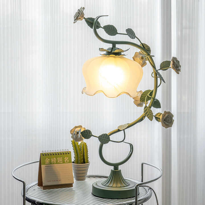 Rosenlampe mit Glasabdeckung – Dekorative Tischleuchte im Blumenstil