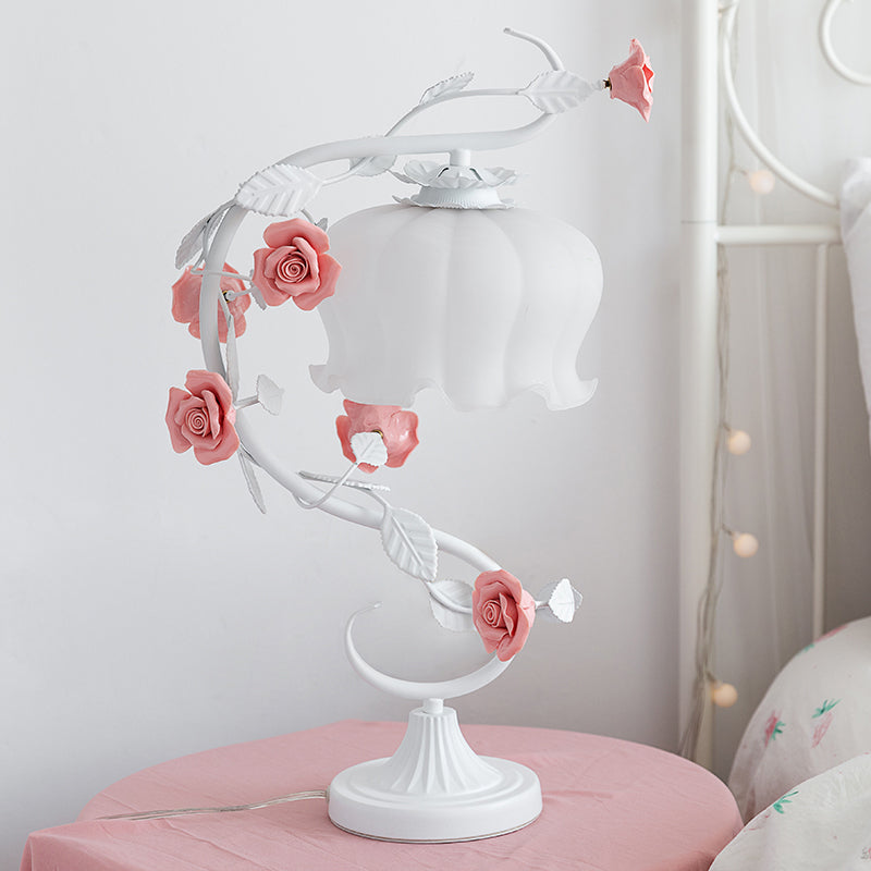 Rosenlampe mit Glasabdeckung – Dekorative Tischleuchte im Blumenstil