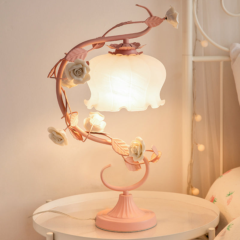 Rosenlampe mit Glasabdeckung – Dekorative Tischleuchte im Blumenstil