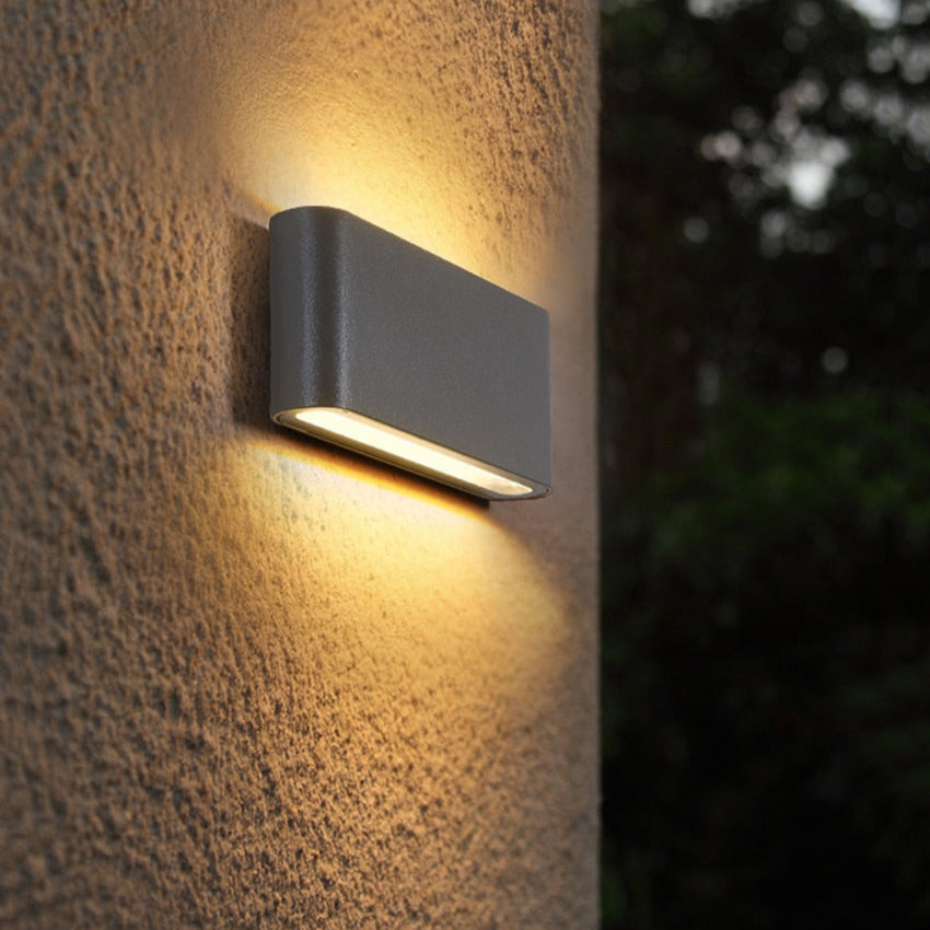 Außenbeleuchtung mit LED-Wandlampe – Aufwärts- und Abwärtslicht