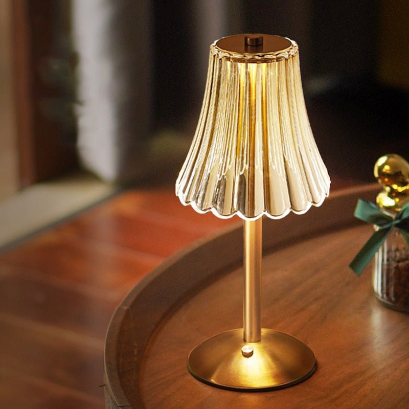 Luxuriöse Kristalllampe – Goldakzente Für Stilvolle Räume