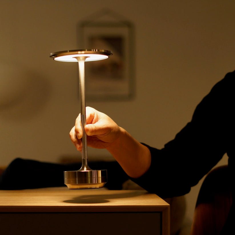 Luxuriöse Tischlampe – Dezente Eleganz & warmes Licht