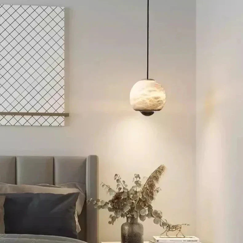 Pendelleuchte mit Marmor-Optik – Nordisch Inspirierte Kugel-Deckenlampe