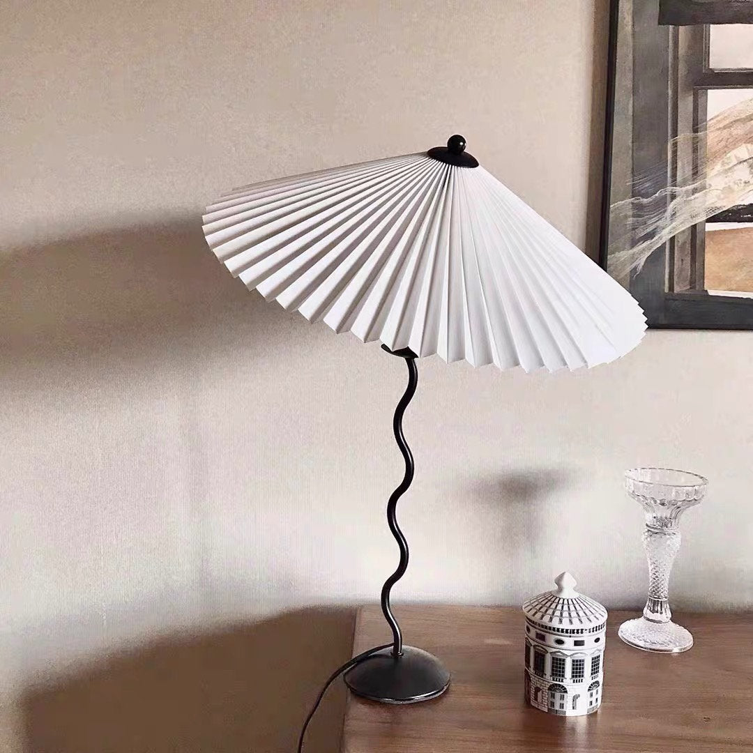 Tischlampe mit Plissiertem Stoffschirm