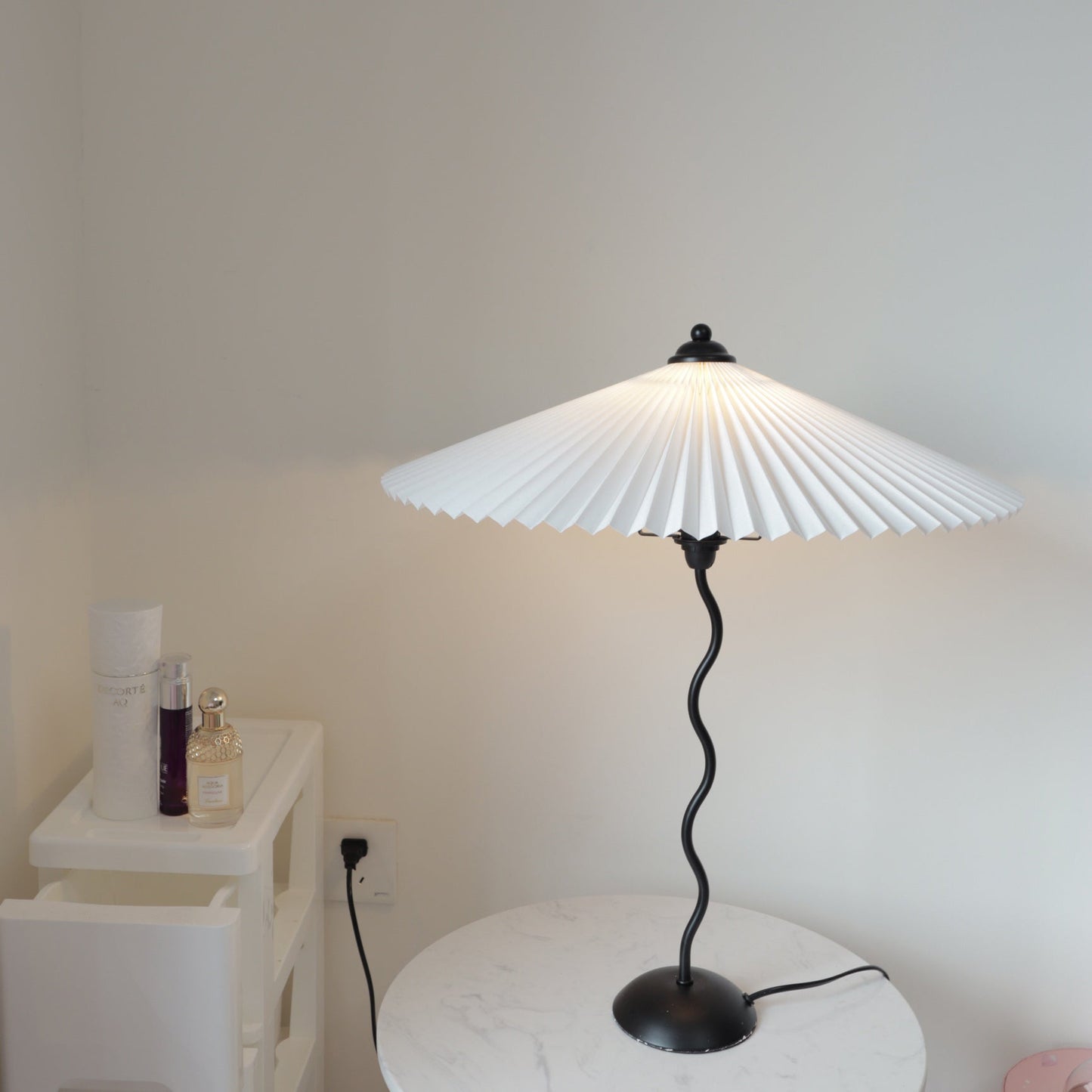 Tischlampe mit Plissiertem Stoffschirm