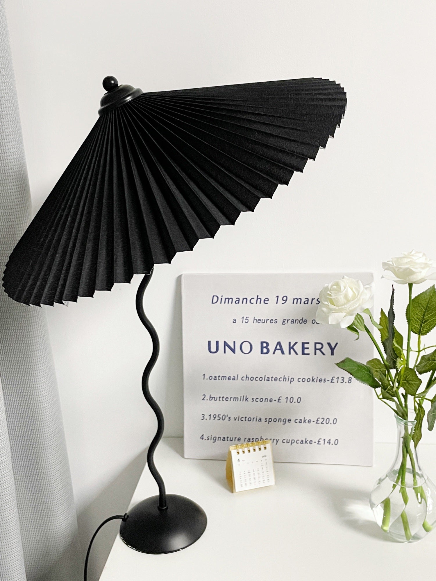 Tischlampe mit Plissiertem Stoffschirm