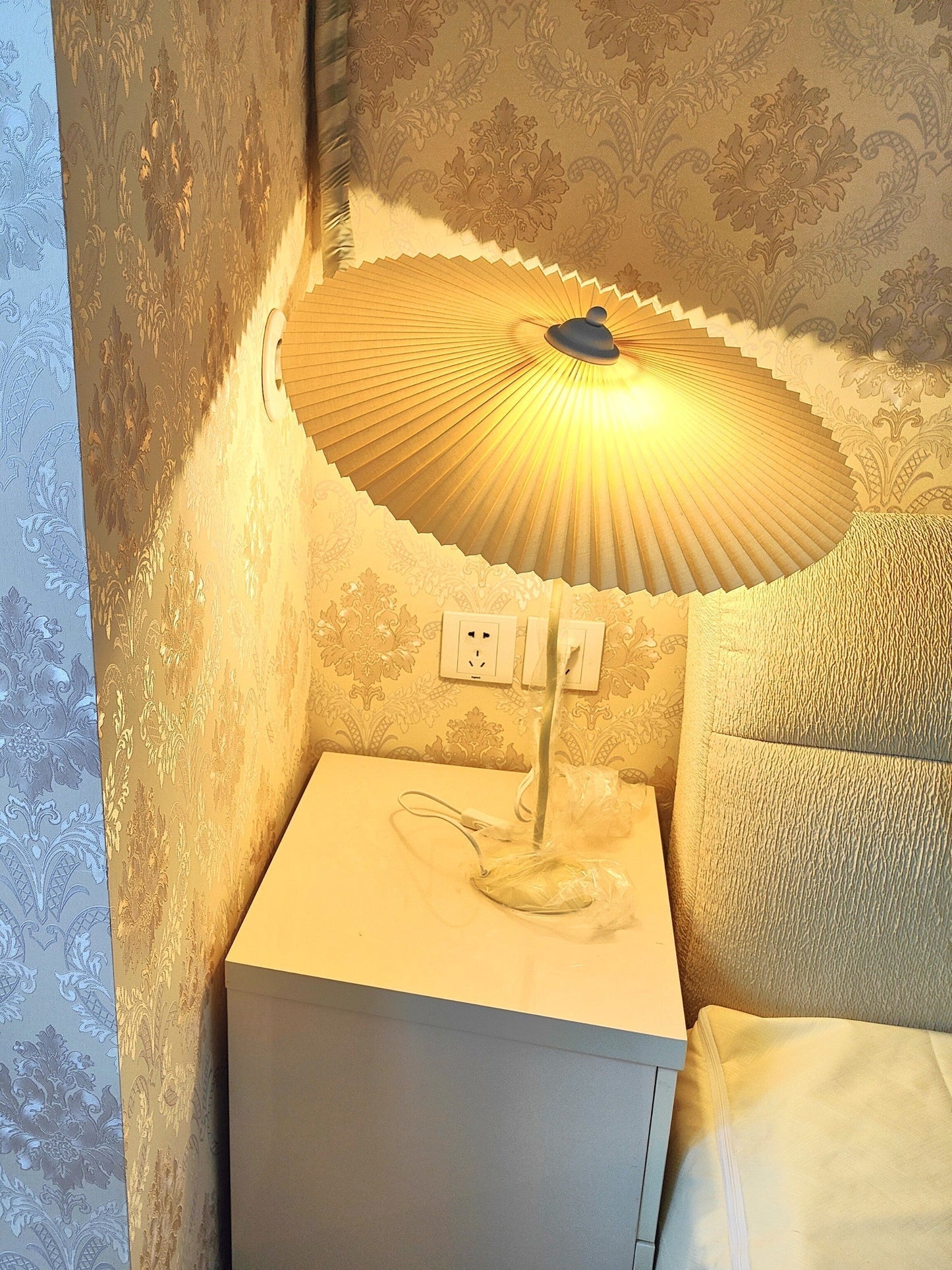 Tischlampe mit Plissiertem Stoffschirm