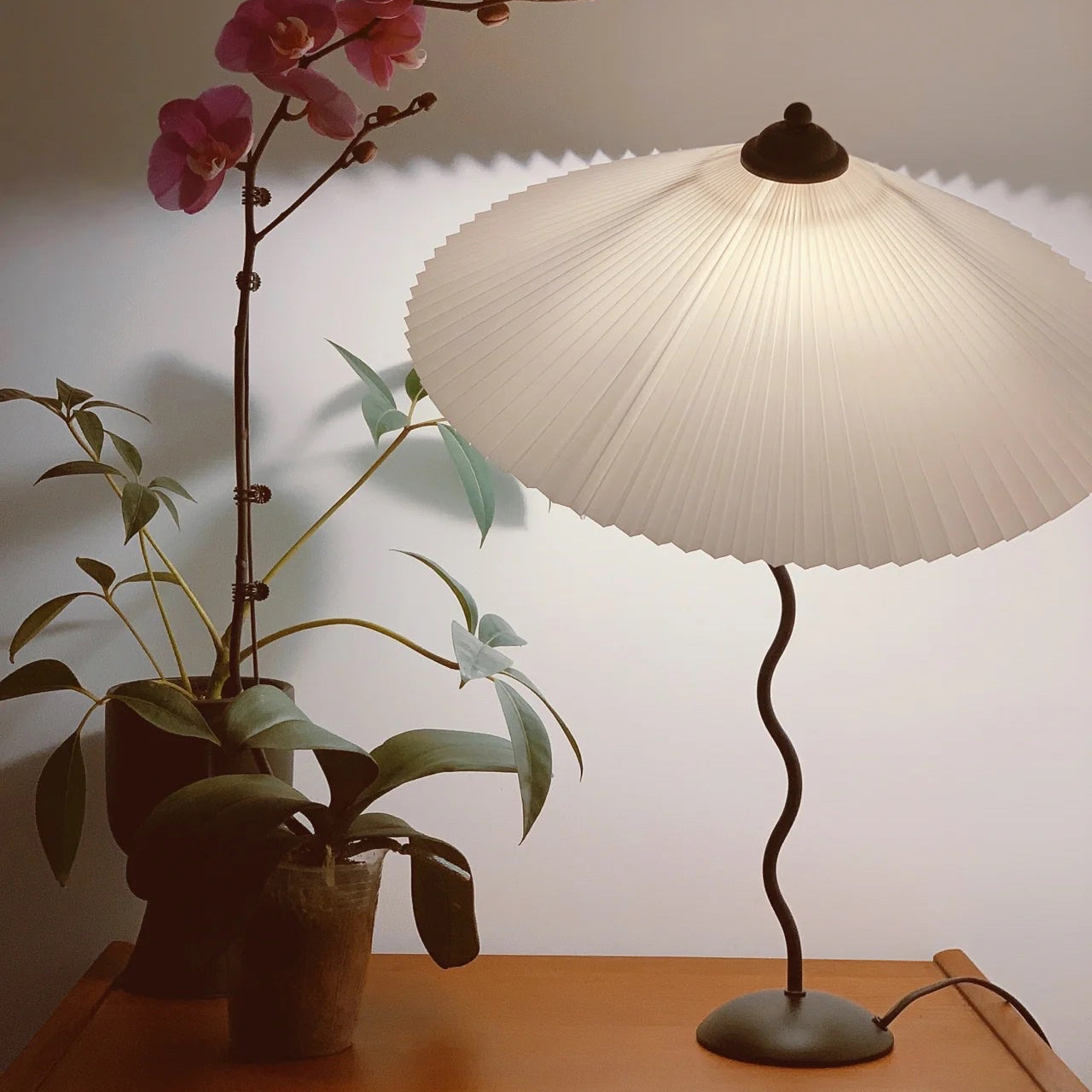 Tischlampe mit Plissiertem Stoffschirm