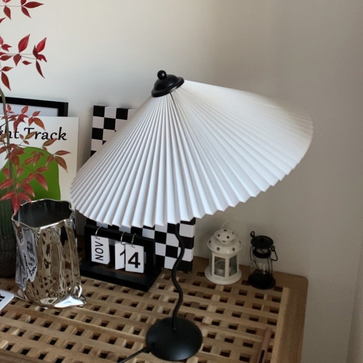 Tischlampe mit Plissiertem Stoffschirm