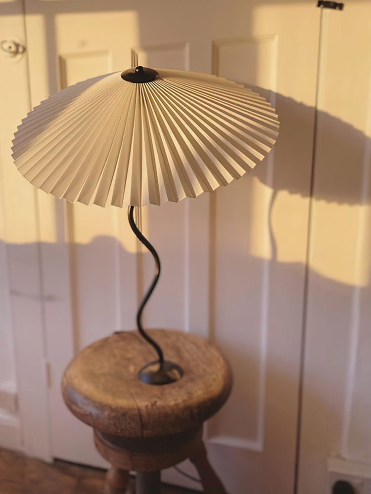 Tischlampe mit Plissiertem Stoffschirm
