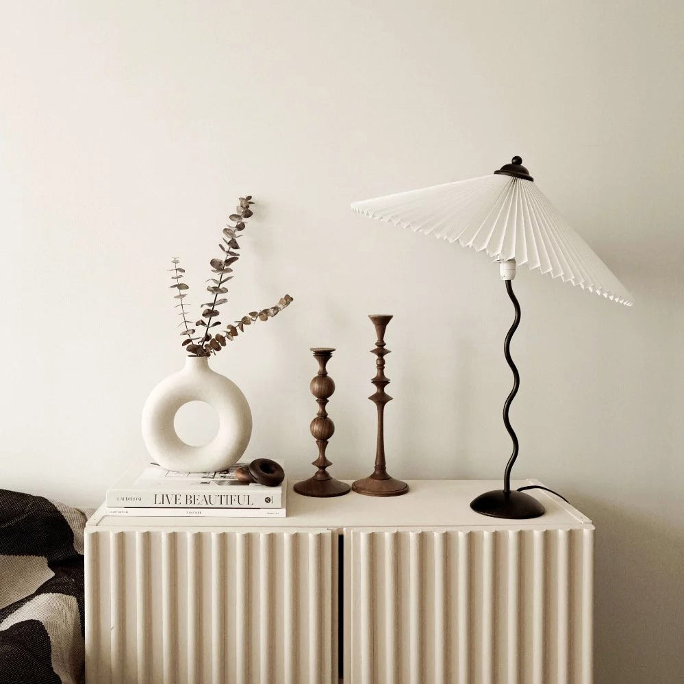 Tischlampe mit Plissiertem Stoffschirm