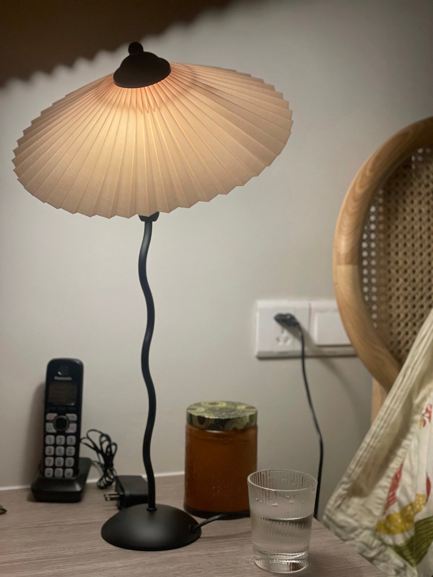 Tischlampe mit Plissiertem Stoffschirm
