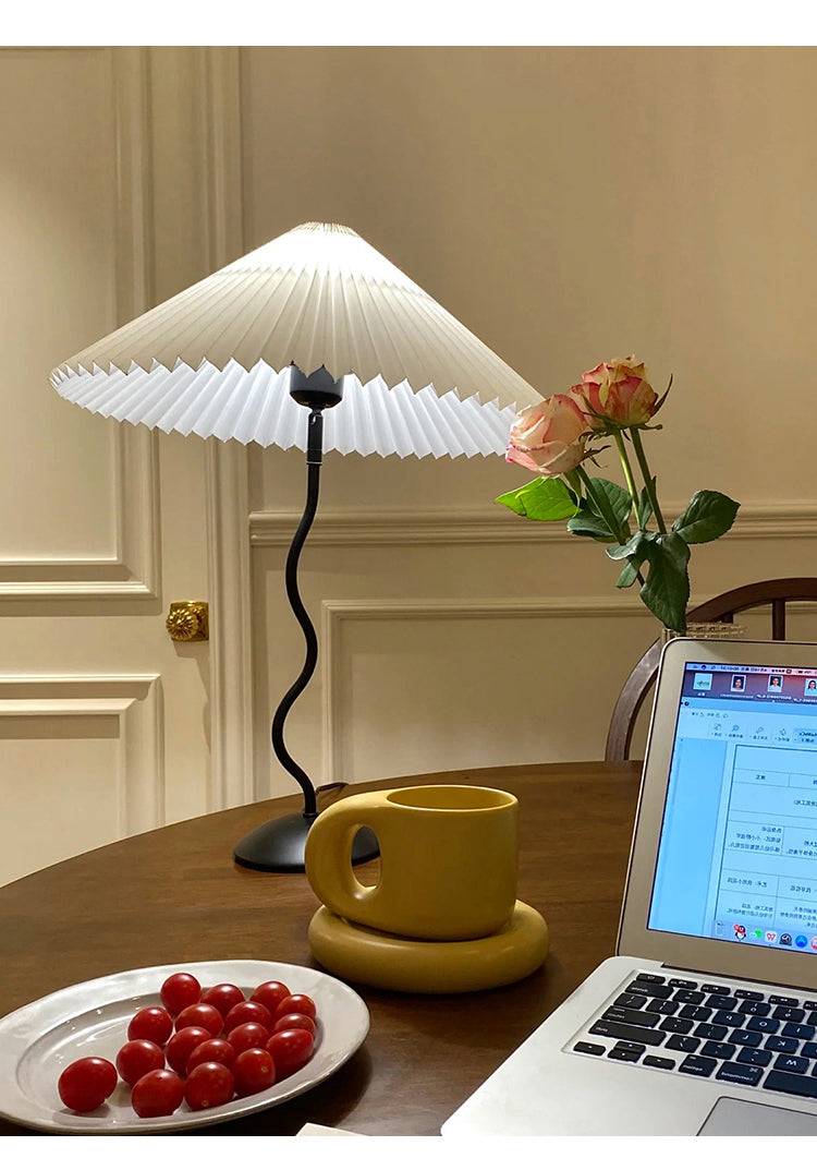 Tischlampe mit Plissiertem Stoffschirm