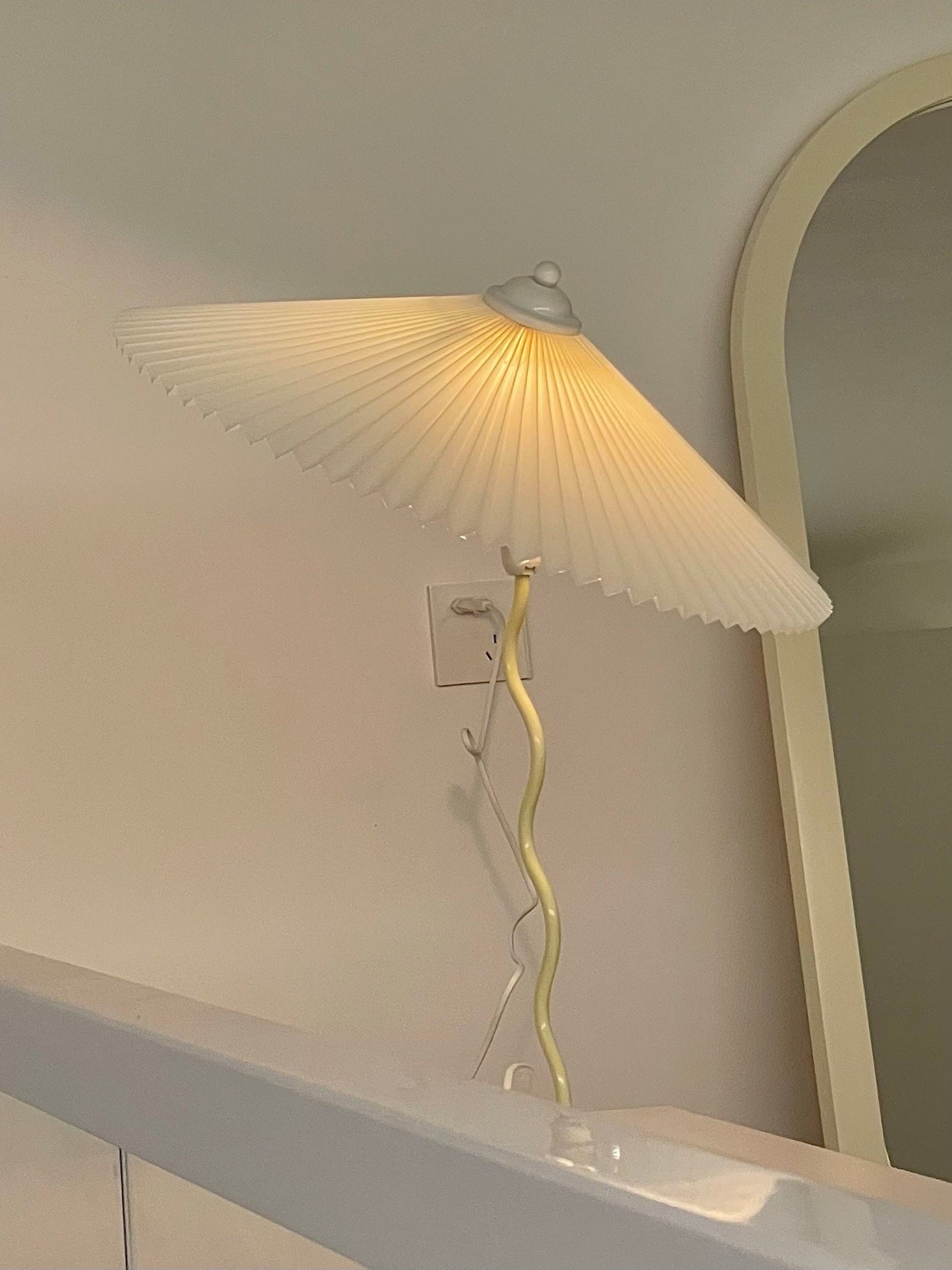 Tischlampe mit Plissiertem Stoffschirm