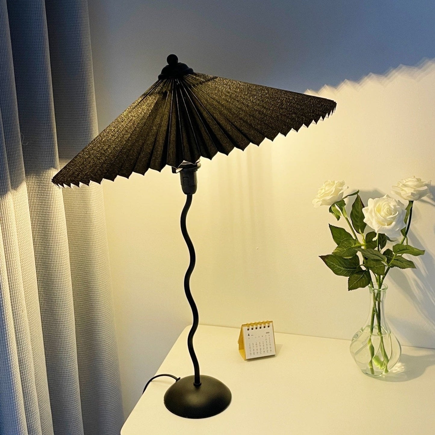 Tischlampe mit Plissiertem Stoffschirm