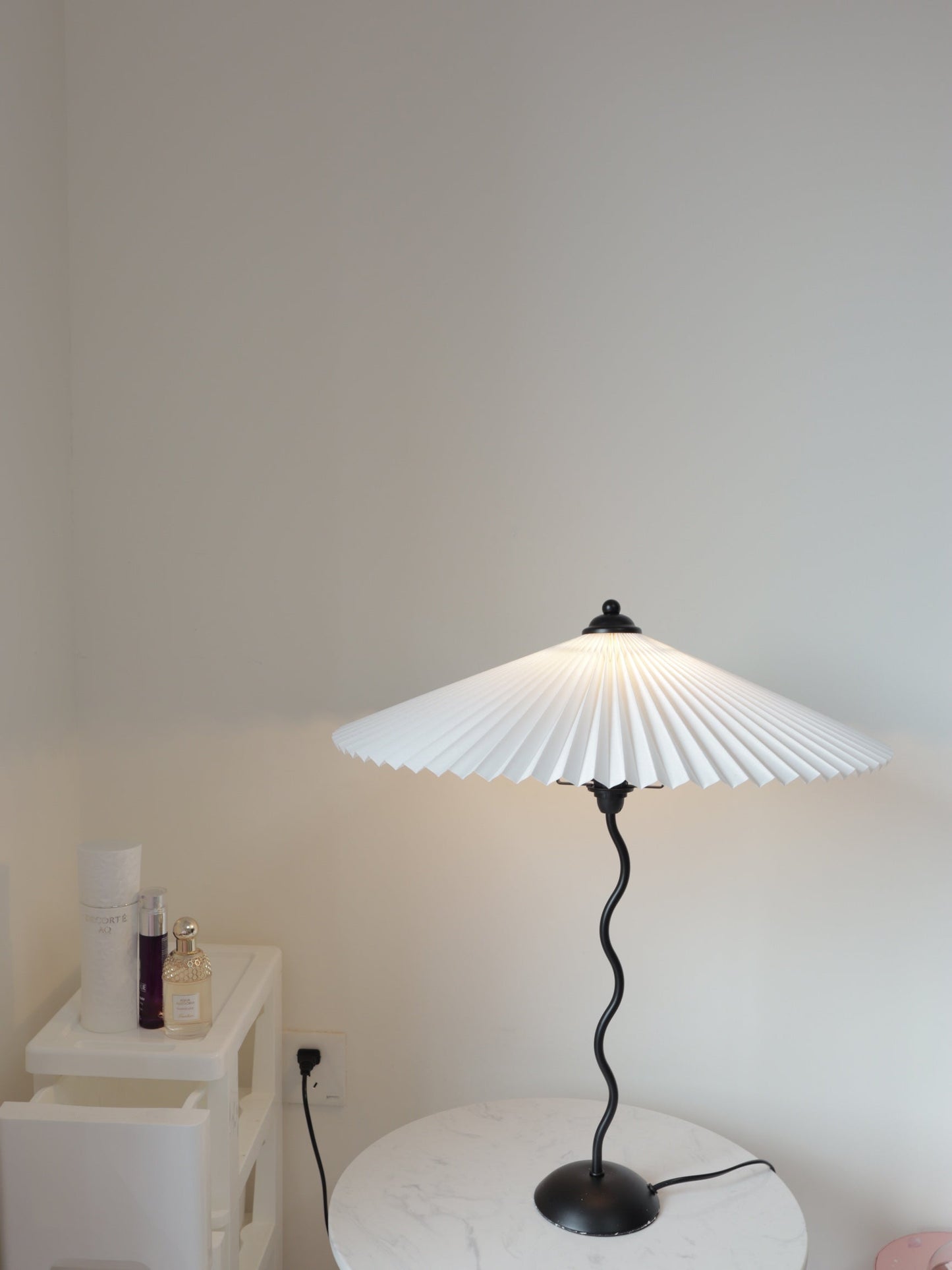 Tischlampe mit Plissiertem Stoffschirm