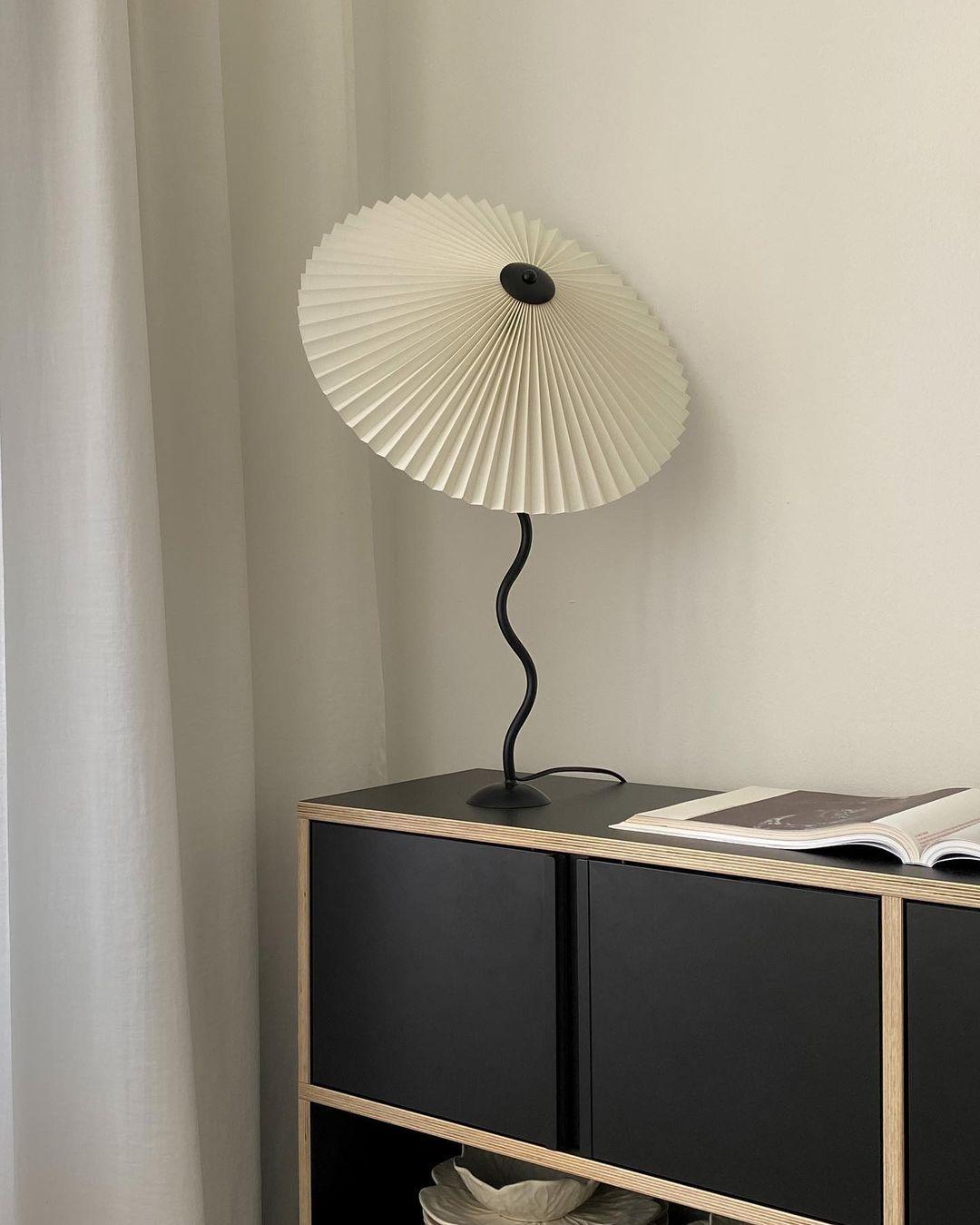 Tischlampe mit Plissiertem Stoffschirm