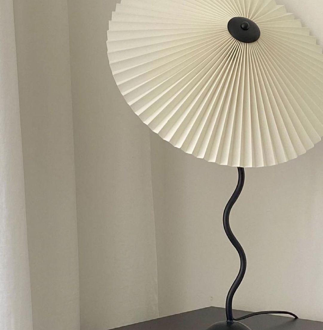 Tischlampe mit Plissiertem Stoffschirm