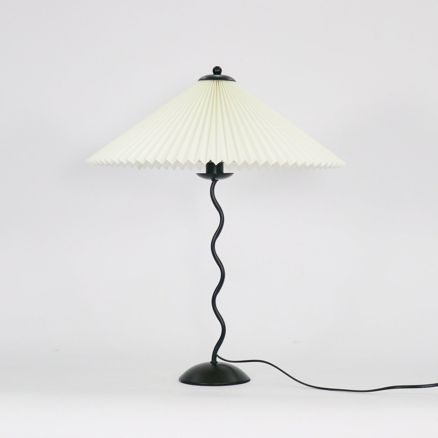 Tischlampe mit Plissiertem Stoffschirm