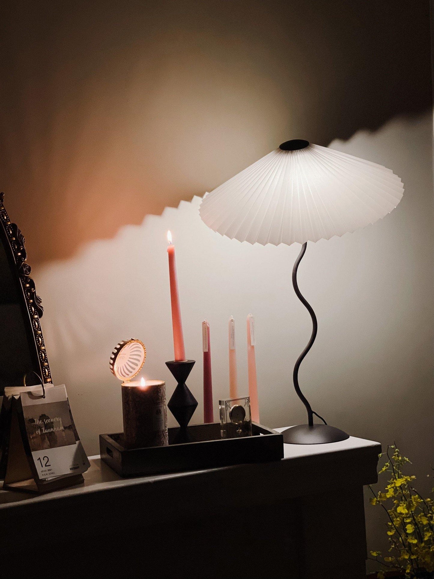 Tischlampe mit Plissiertem Stoffschirm