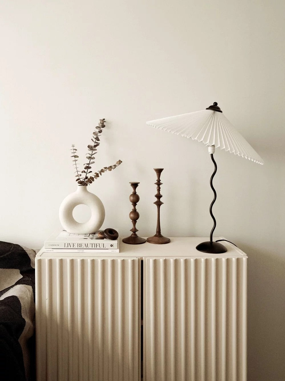 Tischlampe mit Plissiertem Stoffschirm