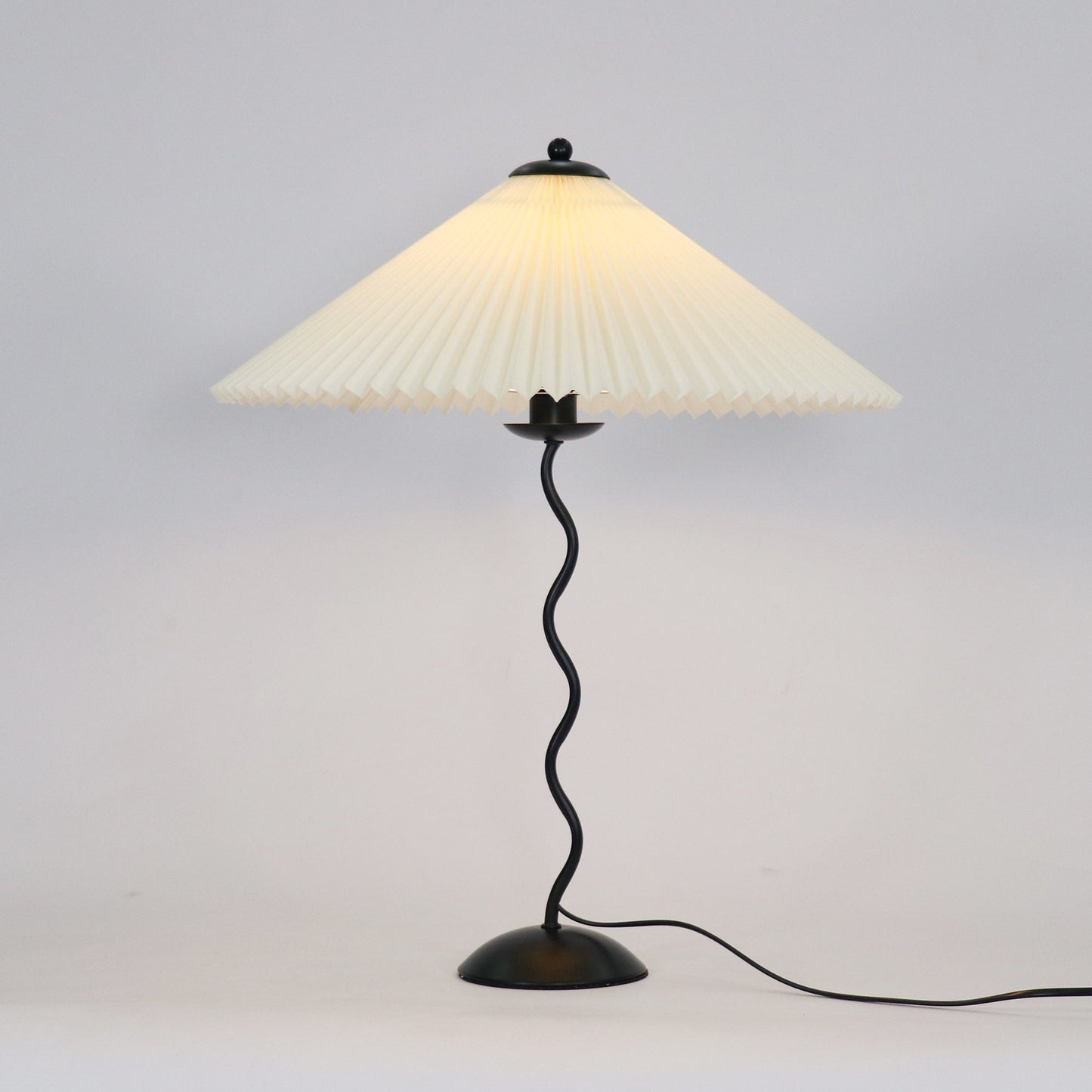 Tischlampe mit Plissiertem Stoffschirm