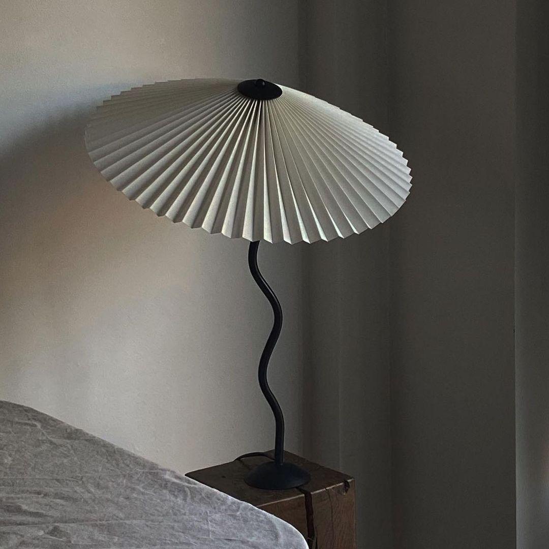Tischlampe mit Plissiertem Stoffschirm