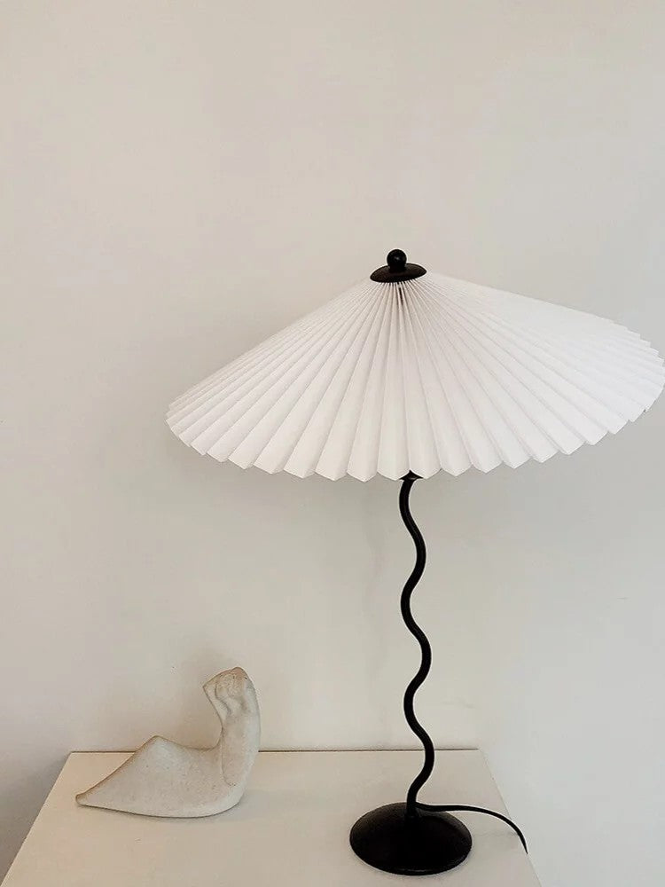 Tischlampe mit Plissiertem Stoffschirm