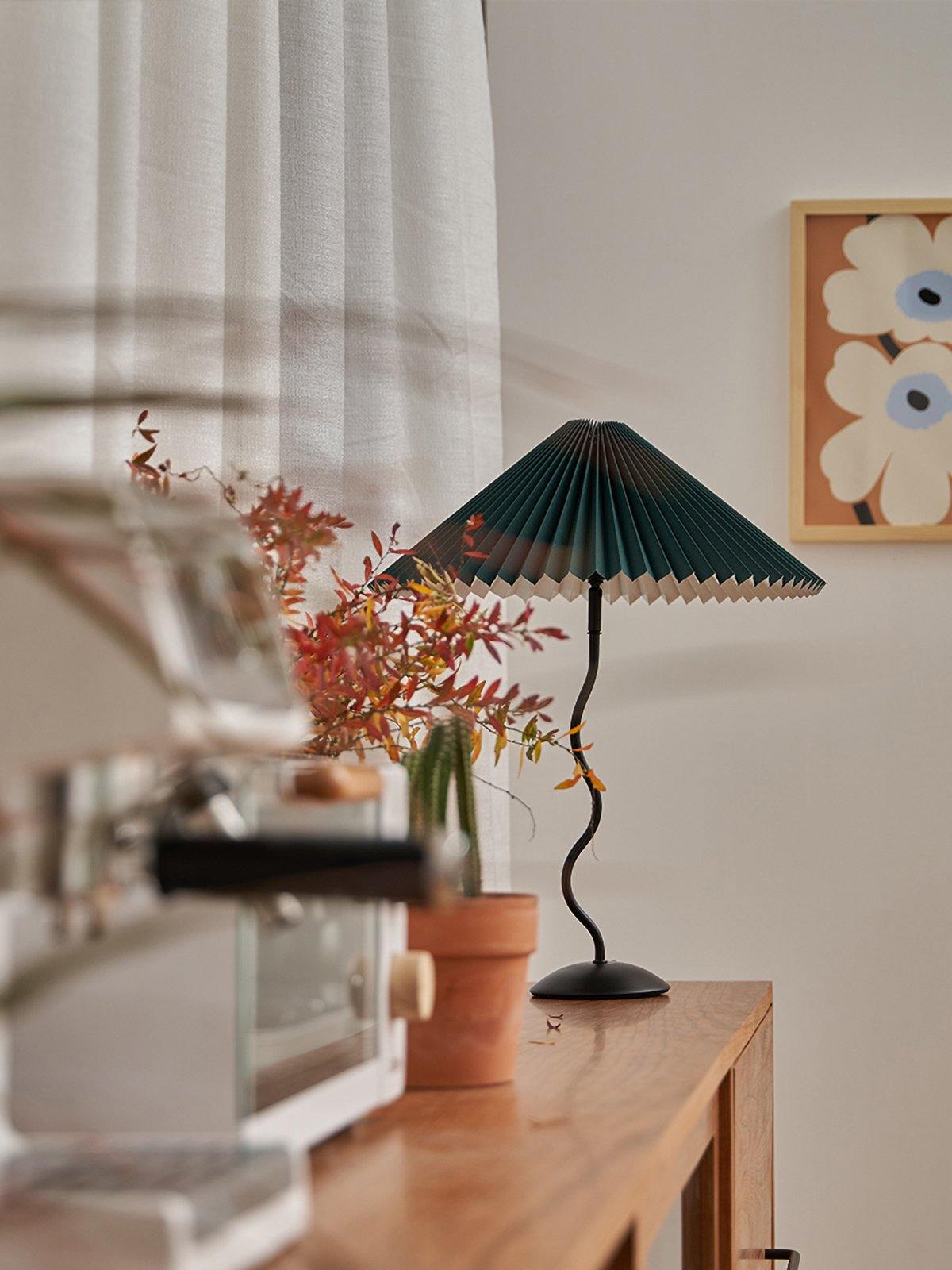 Tischlampe mit Plissiertem Stoffschirm