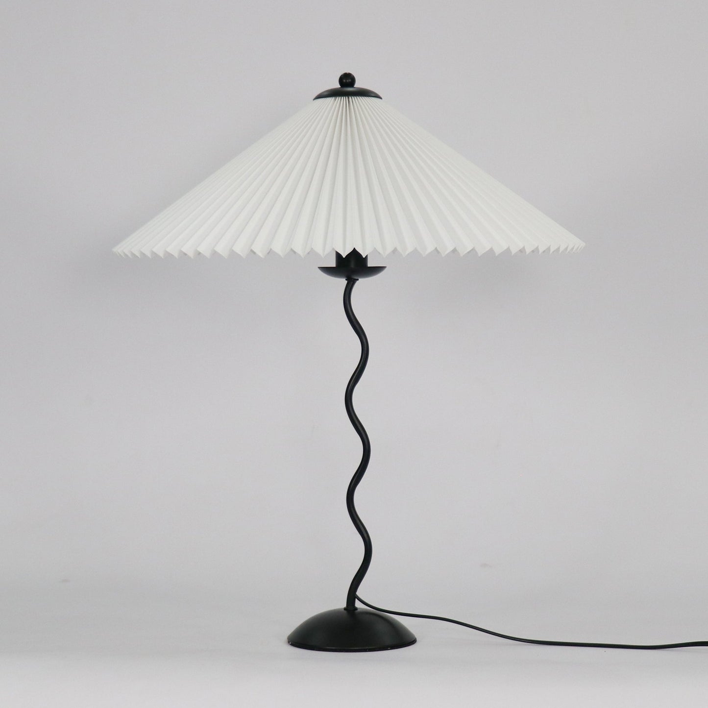 Tischlampe mit Plissiertem Stoffschirm