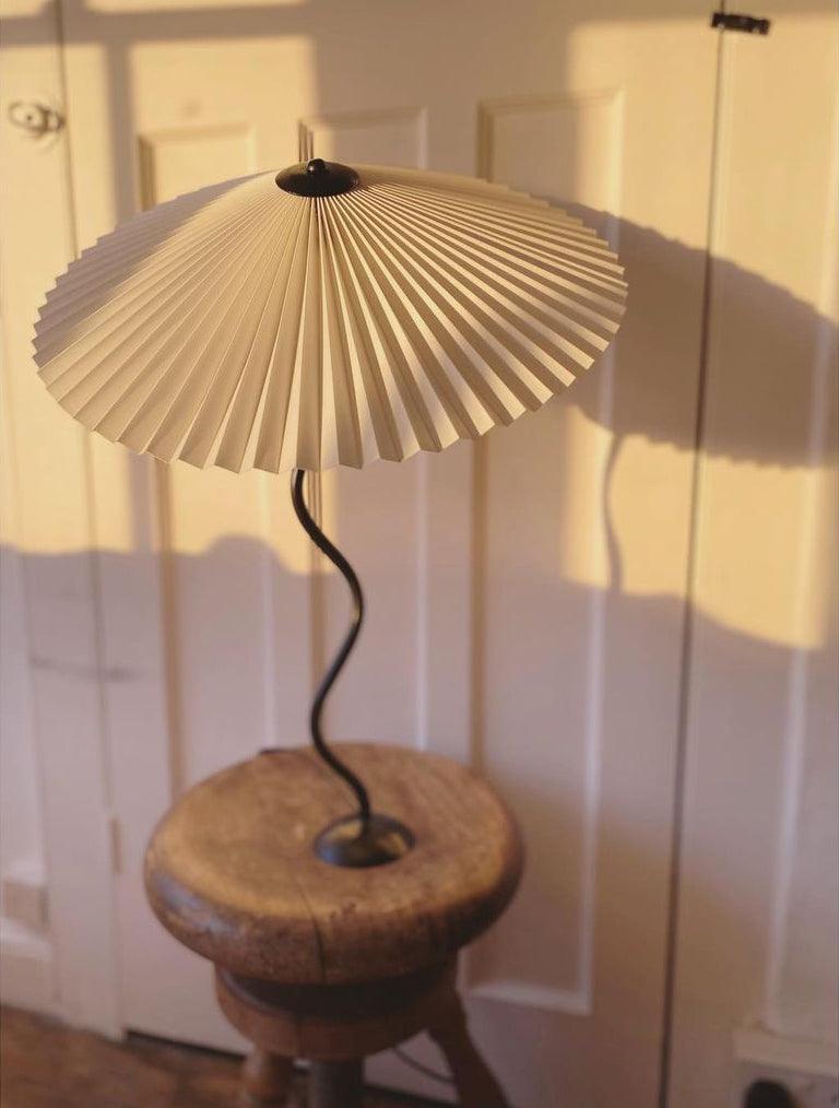 Tischlampe mit Plissiertem Stoffschirm